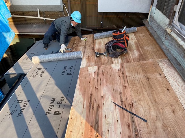 奈良市で屋根の増設工事で防水紙設置後と谷板金とケラバ板金を設置